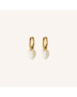 Ocean Heart Huggies gold-plated ørering med lille perlemor hjerte vedhæng - 